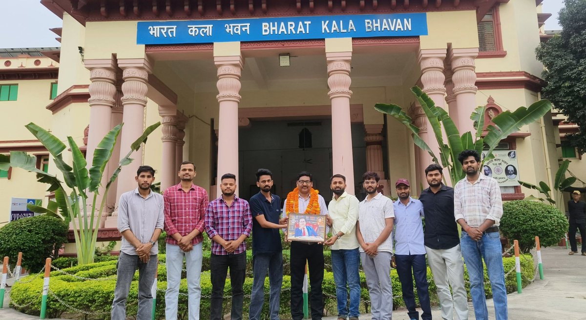 dp_BHU's tweet photo. आज हम सभी साथियों ने डॉ.भीमराव अंबेडकर जी की तस्वीर के समक्ष आदरणीय मुन्नालाल पाल जी को भारत कला भवन,काशी हिन्दू विश्वविद्यालय में सेक्शन ऑफिसर पद पर प्रमोशन होने पर बधाई एवं शुभकामनाएं प्रेषित की। 💐
इस अवसर पर उनकी इस उपलब्धि पर हम सभी ने हर्ष एवं गर्व व्यक्त किया। 🙏✨ https://t.co/fgfJ74eX9E