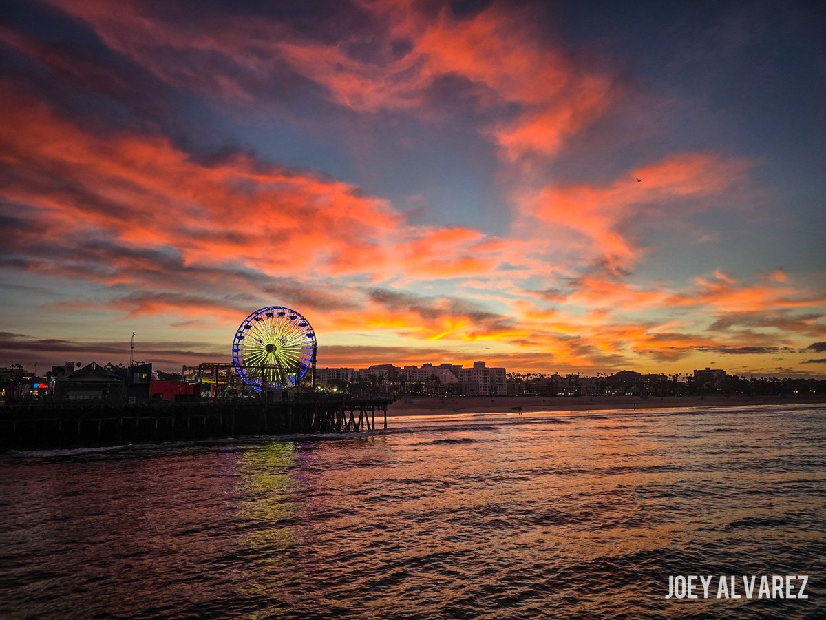 SweetLuna3ayg's tweet image. Good morning, beautiful souls☀️🌊  
Waking up to this fiery sunrise glow over Santa Monica Pier… the Ferris wheel lighting up against those vibrant skies always feels like a quiet promise that today is going to be beautiful. 
📷Joey Alvarez  #SantaMonicaPier #CaliforniaSunrise