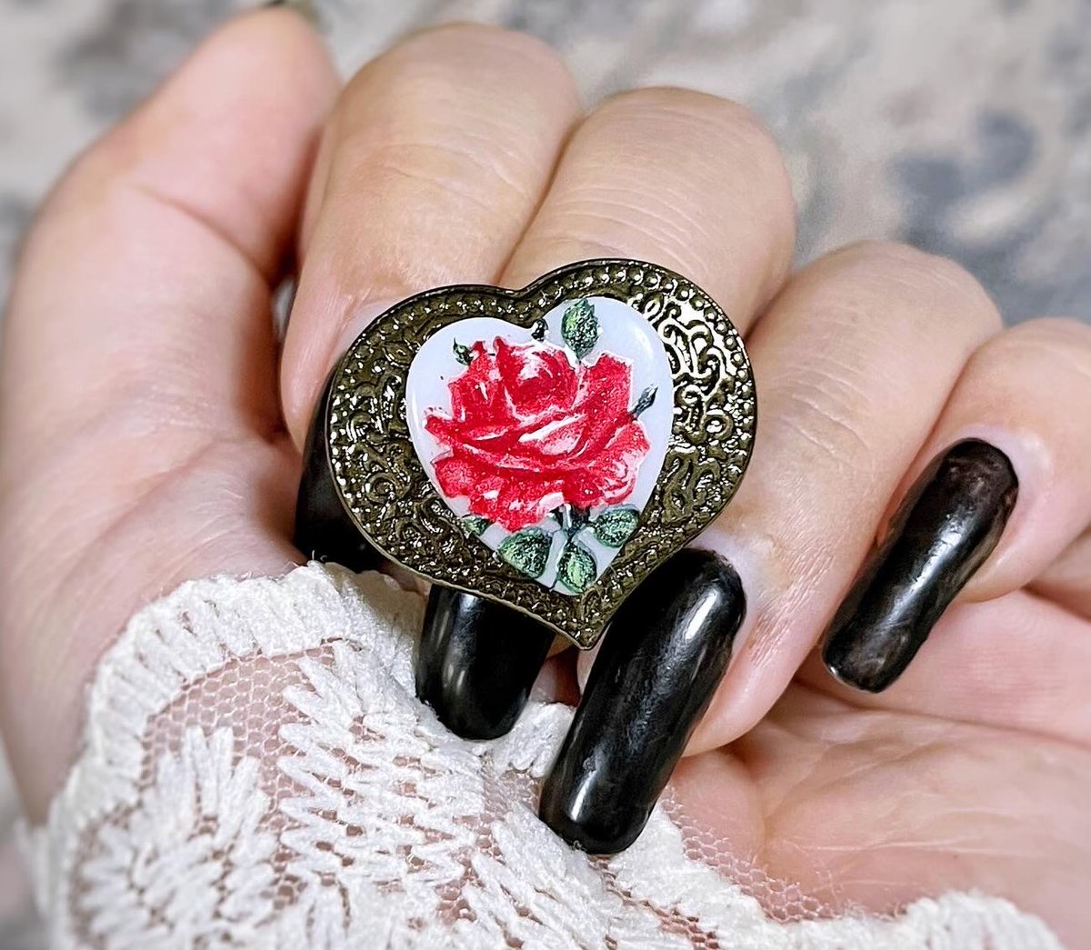 わたしたちは真面目なので、今も追加品つくってます🫧途中までしか仕上げてないやつがあったので…明日も増えます！
2部は2部で増やす予定です。

作りかけの物が多くて…可愛いものたくさん仕上げますので、お楽しみに！

#GLM14 #ゴスロリマーケット