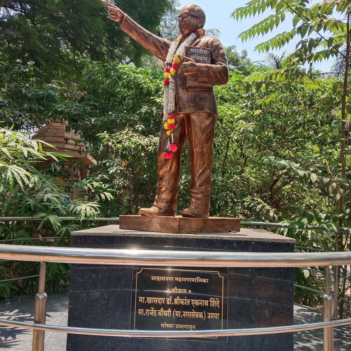 vasudeo_deepak's tweet photo. @gajabhauX खासदार @DrSEShinde यांच्या प्रयत्नातून स्मशान भूमीत डॉक्टर बाबासाहेबांचा पुतळा बेकायदेशीररित्या उभारला आहे हा महामानवाचा अपमान आहे.
आज उपोषणाचा चौथा दिवस.
आंदोलन चिघळलं तर त्याला ठाणे जिल्हाधिकारी श्रीकृष्ण पांचाळ आणि उल्हासनगर मनपा आयुक्त मनीषा आव्हाळे जबाबदार असतील ! https://t.co/SxfZQCcHCt
