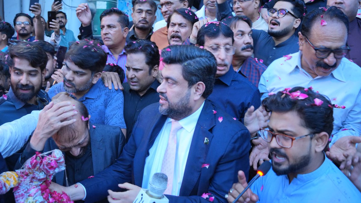 Kamran Khan Tessori نے گورنر ہاؤس کو عوام کے لیے کھول کر فاصلے ختم کیے اور امید پیدا کی۔
یہی وجہ ہے کہ آج ہر طبقہ ان کو ایک سچے “Awami Governor” کے طور پر دیکھتا ہے۔
#MQMAppreciatesTessori
 #ہماری_کارکردگی_ہمارا_جواب