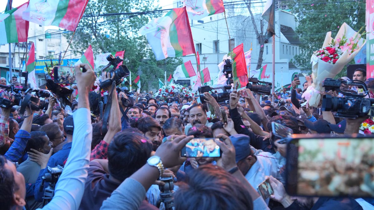 کامران ٹسوری نے نوجوانوں کو آئی ٹی، تعلیم اور روزگار کے مواقع دے کر ایک نئی امید پیدا کی ہے
راشن، میڈیکل کیمپس اور عوامی مسائل پر کھل کر آواز اٹھانا—یہی وجہ ہے کہ وہ آج عوام کے دلوں کی آواز بن چکے ہیں
#MQMAppreciatesTessori
 #ہماری_کارکردگی_ہمارا_جواب