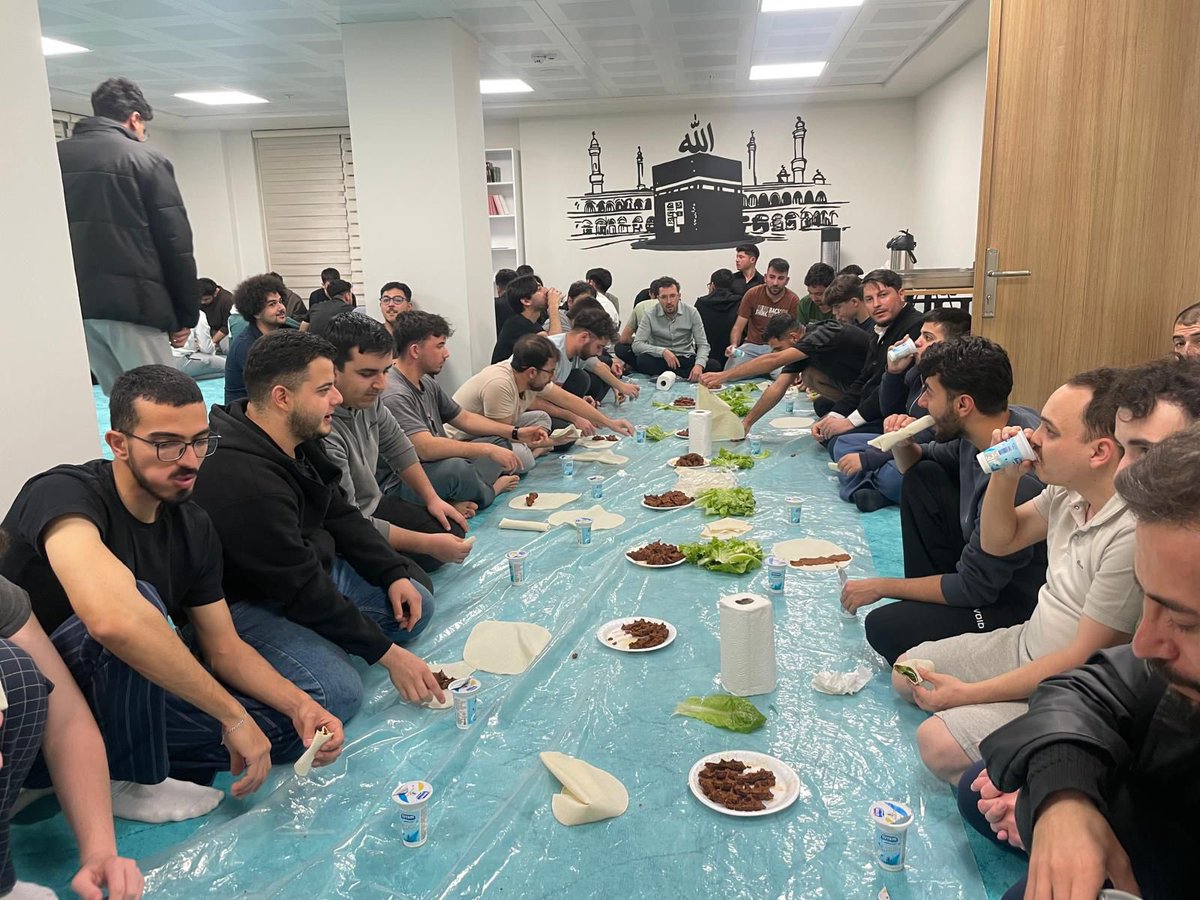 BurdurKYGM's tweet photo. 📍 Oğuzhan Yurdu

Yurdumuz öğrencileri için, Manevi Danışmanımız tarafından vize sınavları öncesi moral ve motivasyon amaçlı çiğköfte etkinliği gerçekleştirilmiştir. https://t.co/CFXOGH9NIf