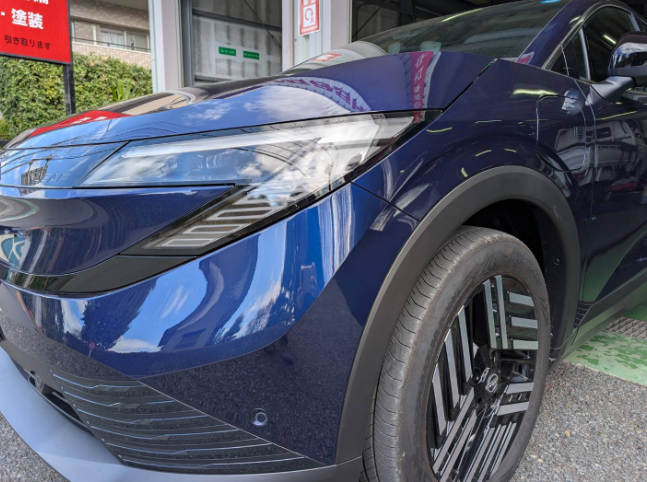 Musaj_1962's tweet photo. ◼︎新型日産 リーフ◼︎
整備士目線で徹底解説！ 快適な走りと最先端技術を両立した、日産の代表作！！！

今回の新型リーフは、日産が満を持して投入した自信作！！その洗練されたデザインと高性能な走りで、多くの注目を集めています。今回は、整備士の目線から、魅力を徹底解説します。
【メリット1】 滑らかで力強い走り
フロントとリアにモーターを搭載する2モーター「e-4ORCE」モデルもラインナップされており、最大394馬力の圧倒的なパワーを発揮します。加速時のダイレクトなレスポンスと、スムーズな走りは、ガソリン車とは一味違った魅力を感じられます。
【メリット2】 優れた静粛性
EVならではの静粛性は、健在です。風切り音やロードノイズも効果的に抑えられており、静かで快適な室内空間を実現しています。長時間ドライブでも、疲れにくく、リラックスして過ごせます🤣
【メリット3】 最先端の運転支援システム「プロパイロット 2.0」
日産の最先端運転支援システム「プロパイロット 2.0」が搭載されています。高速道路でのハンズオフドライブや、カーブでの減速など、ドライバーを強力にサポート。安全で安心なドライブをサポートします😀
【メリット4】 快適な室内空間
室内空間は、まるでホテルのような洗練されたデザイン。上質な素材が随所に使われており、快適な座り心地を提供します☺️
【デメリット1】 価格
日産のEVラインナップの中でも高価格帯に属します。高性能な走りや、最先端技術を搭載しているとはいえ、初期費用は高額になります。
【デメリット2】 充電時間

他社競合車種同様に、フル充電には時間がかかる場合があります。急速充電にも対応していますが、時間と場所を考慮する必要があります😭
【整備士の視点】
日産の最先端技術が詰まったEVSUVです。その洗練されたデザインと高性能な走りは、多くの魅力を秘めています。しかし、価格や充電時間など、デメリットも考慮する必要があります😭
整備士の目線から見ると、メンテナンス性が高く、故障も少ない車です。EVならではのシンプルな構造は、ガソリン車よりもメンテナンスコストを抑えられる可能性があります。
環境に優しく、快適な走りを求める方におすすめの車です。最先端技術と快適性を両立した、日産のEVSUV。新しいドライブ体験を楽しみましょう☺️☺️
#日産 #リーフ　#EVSUV #日産アリア #EV #電気自動車 #新型車 #車好き #車好きな人と繋がりたい #カーライフ #車レビュー #整備士 #メカニック #自動車整備士 #日産の挑戦