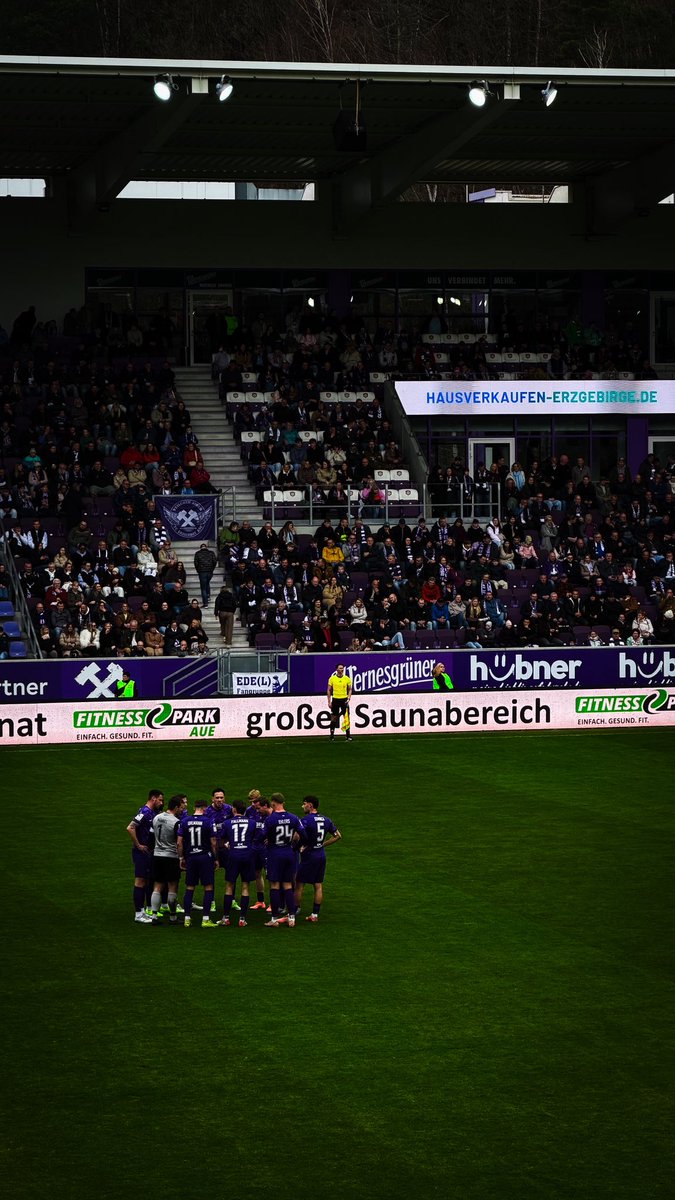 vkoca's tweet photo. Dnešní @DestinaceFotbal: s tátou na @FCErzgebirgeAue 🟣

Krásnej stadionek v údolí, kapacita 15k, dnes 8k, ale příjemně plný. Klub hrál ještě před čtyřmi lety 2. BL 🇩🇪, po dnešní prohře 3:5 to vypadá na sestup z 3. Ligy až do Regionalligy.

Škoda, fanoušci jsou srdcaři… 🙏 https://t.co/KB6uUZBLpc