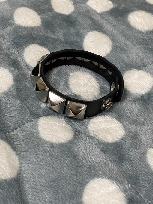 今年はパンク系を着てみたいなぁと思いギラギラ腕輪買った