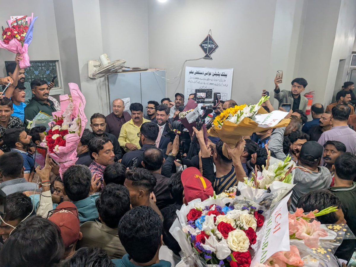The warm welcome for Kamran Khan Tessori at MQM Bahadurabad shows the deep respect workers have for his service. 
#MQMAppreciatesTessori #ہماری_کارکردگی_ہمارا_جواب