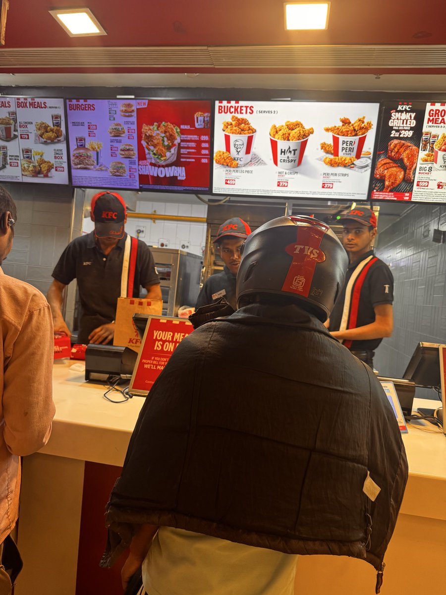 manjoor's tweet photo. @KFC_India such a rude behaviour of staff Gulshan sector 129, noida. After 10 minutes of wait the guy is asking me to come after half an hour https://t.co/RKTjmvUfjo