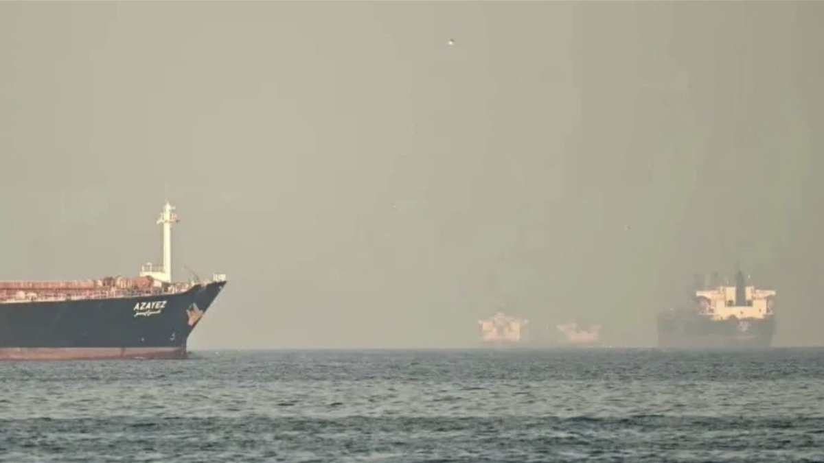#إيران تستهدف سفينة شحن مرتبطة بـ" #إسرائيل" في مضيق #هرمز ....أعلنت البحرية الإيرانية، السبت، استهداف سفينة شحن مرتبطة بإسرائيل في مضيق هرمز باستخدام طائرة مسيّرة، ما أدى إلى اندلاع حريق واسع على متنها.
