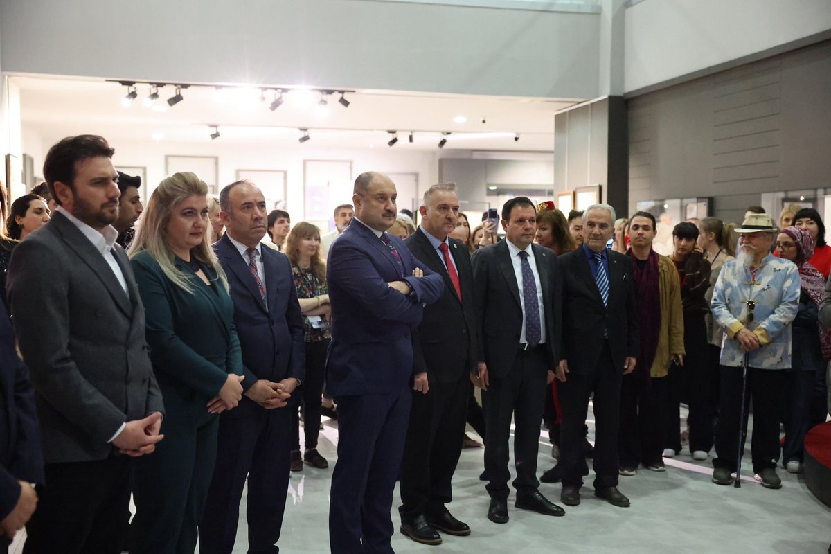 Mezopotamya’nın Mucizeleri Sanat Severlere Kapısını Açtı 🖼️ 

“Mezopotamya’nın Mucizeleri” Uluslararası Sanat Sergisi, Arkeoloji Müzesi’nde yoğun ilgiyle açıldı🏛️

Şanlıurfa Büyükşehir Belediye Başkanı Mehmet Kasım Gülpınar’ın katıldığı açılışta, farklı coğrafyalardan