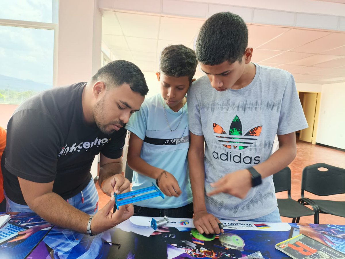 Robotica Lara tweet media