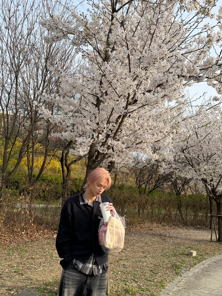 260404 #SHINYU WV UPDATE
#신유 #TWS #투어스 

(Guess) who's the flower?

(1/3)