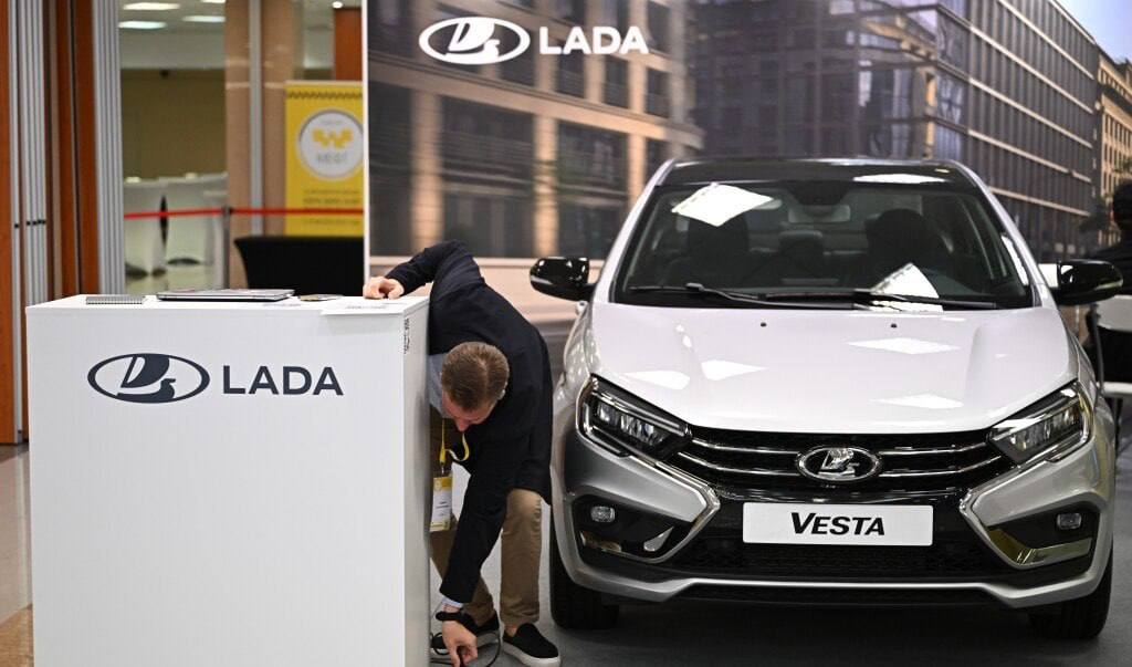 simizvest's tweet photo. 🟥 LADA VESTA ПО ПОДПИСКЕ

АвтоВАЗ запускает подписку на Lada Vesta — аренда на год с лимитом до 30 тыс. км и возможностью добавить трёх водителей.

Платёж составит около 40 тыс. рублей в месяц, позже формат хотят распространить на Largus и Granta. https://t.co/04Q5mklLme