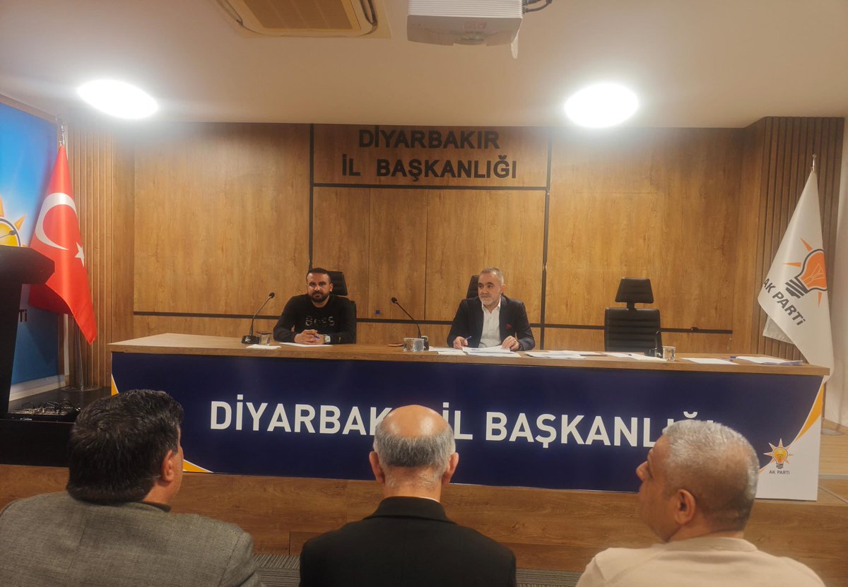 davutarzu21's tweet photo. 📍 AK Parti Diyarbakır İl Başkanlığı

Seçim İşleri Birim Toplantımızı, 17 İlçe üç kademe birim başkanlarımızın katılımıyla gerçekleştirdik.
Toplantımızda seçim çalışmalarına dair kapsamlı değerlendirmelerde bulunarak yol haritamızı istişare ettik.

Alınan kararların teşkilatımıza ve şehrimize hayırlı olmasını temenni ediyoruz. @aliihsanyavuz54 @omer_iler