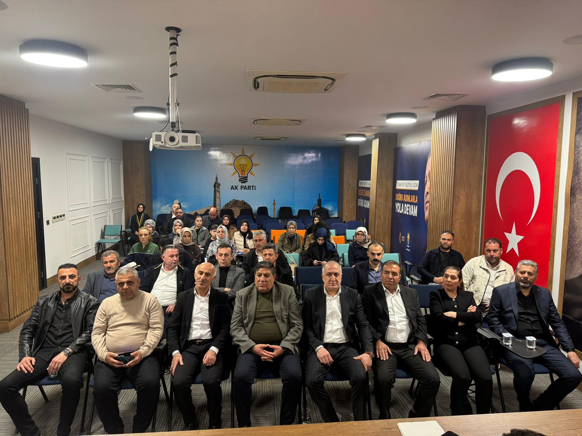 davutarzu21's tweet photo. 📍 AK Parti Diyarbakır İl Başkanlığı

Seçim İşleri Birim Toplantımızı, 17 İlçe üç kademe birim başkanlarımızın katılımıyla gerçekleştirdik.
Toplantımızda seçim çalışmalarına dair kapsamlı değerlendirmelerde bulunarak yol haritamızı istişare ettik.

Alınan kararların teşkilatımıza ve şehrimize hayırlı olmasını temenni ediyoruz. @aliihsanyavuz54 @omer_iler