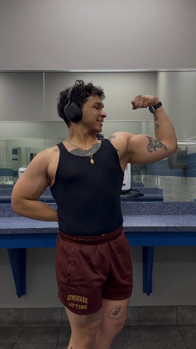 Ib_queso's tweet photo. The icon vs biceps 💪 https://t.co/uJkV2BJ905