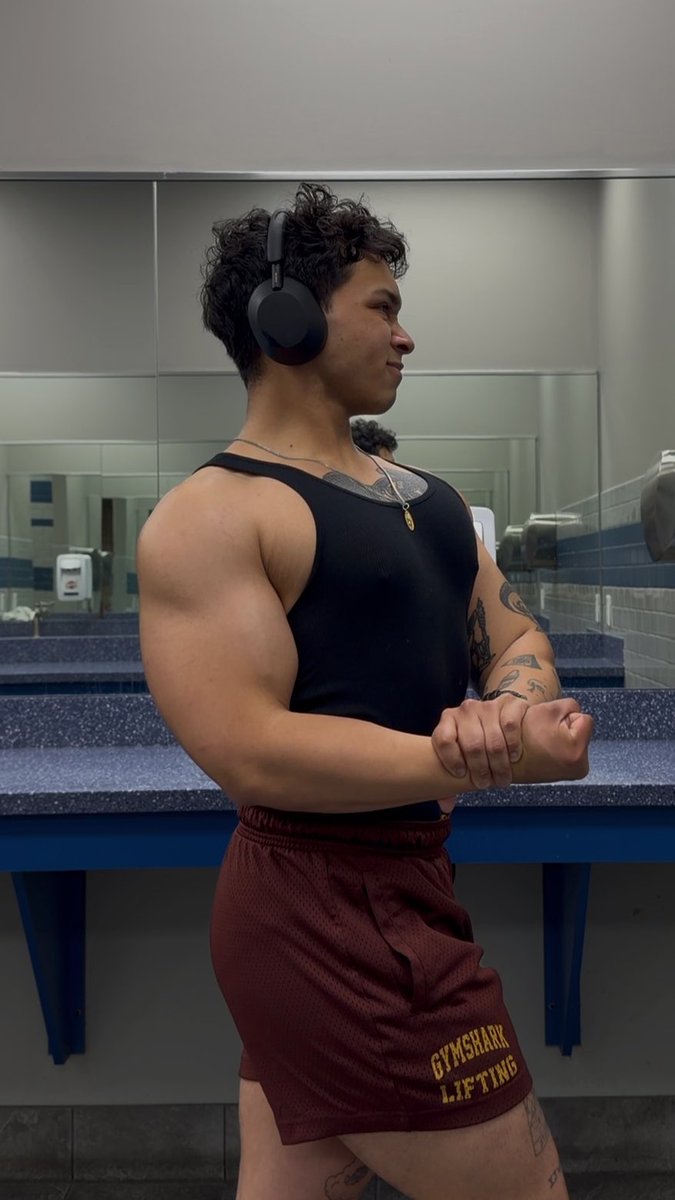 Ib_queso's tweet photo. The icon vs biceps 💪 https://t.co/uJkV2BJ905