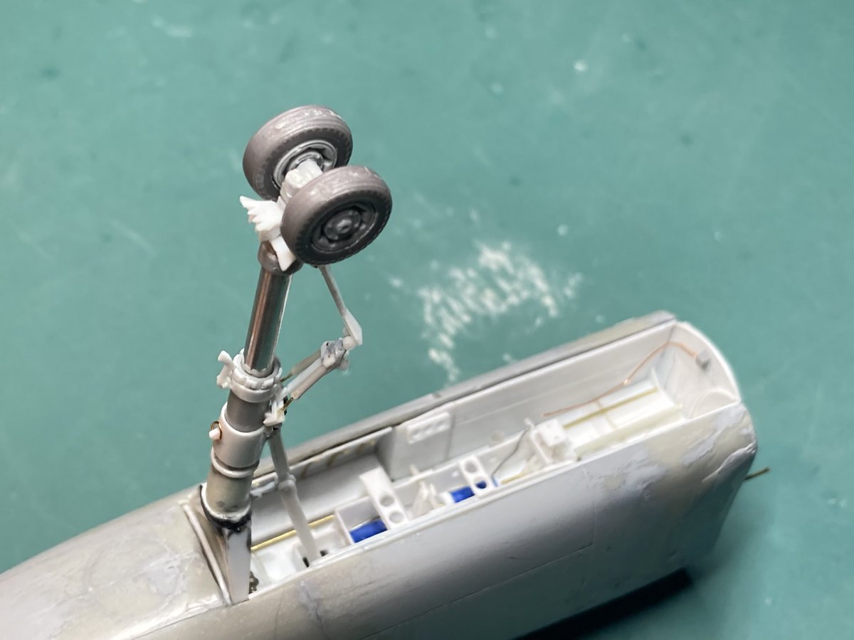 Hobby Craft 1/48 F7U-3前脚と格納部を真鍮線とドラッグストラットのテンションで支えて脱着化完了シザーズの噛み合わせも調整して伸縮にも対応