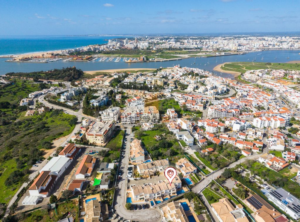 PropertySampson's tweet photo. Beautiful 2-bedroom townhouse in Ferragudo with private plunge pool, gated development, walking distance to beach, shops and village square.

Book your visit: +351 282 357 133 | info@sampsonproperty.com https://t.co/vfHXOclOOS