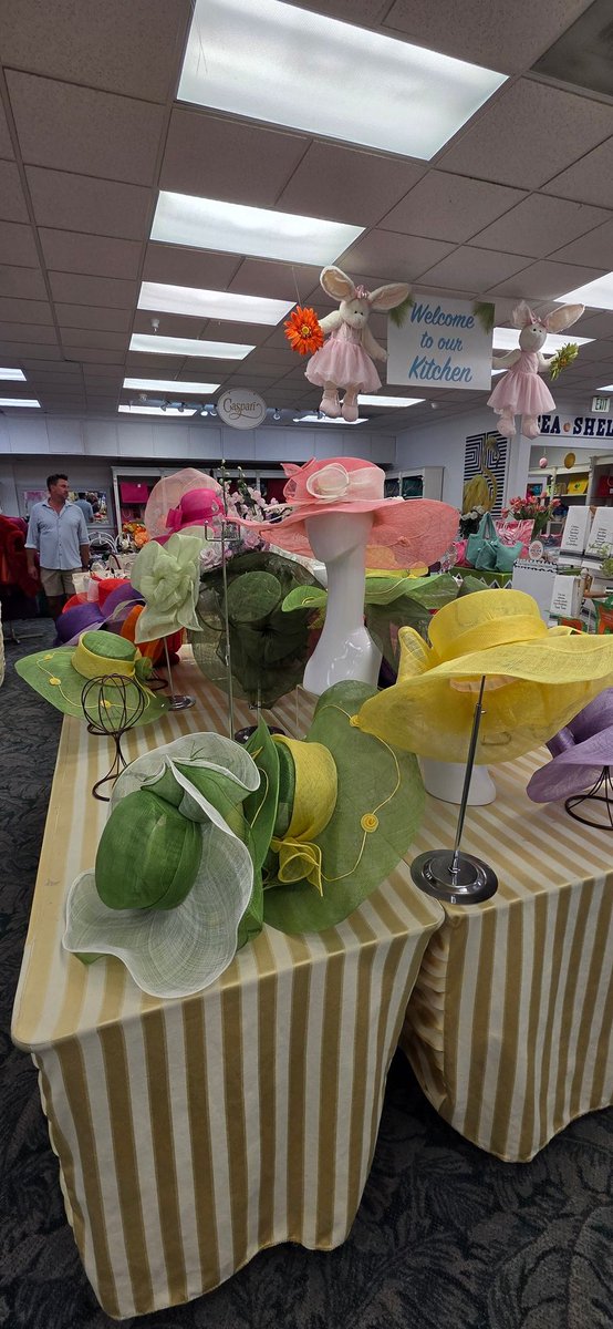 fitzyok's tweet image. Satharn Cásca(Easter Saturday)inniu. An aimsir go hálainn(beautiful weather). Níl aon 'Dave' anseo.Deireadh leis an gCarghas ag meán laé(Lent finished at noon)🤔 Caidhp Cásca go flúirseach sa siopaí anseo(Plenty Easter bonnets in shops here)🐣
#100DaysofGaeilge #100daysofwalking