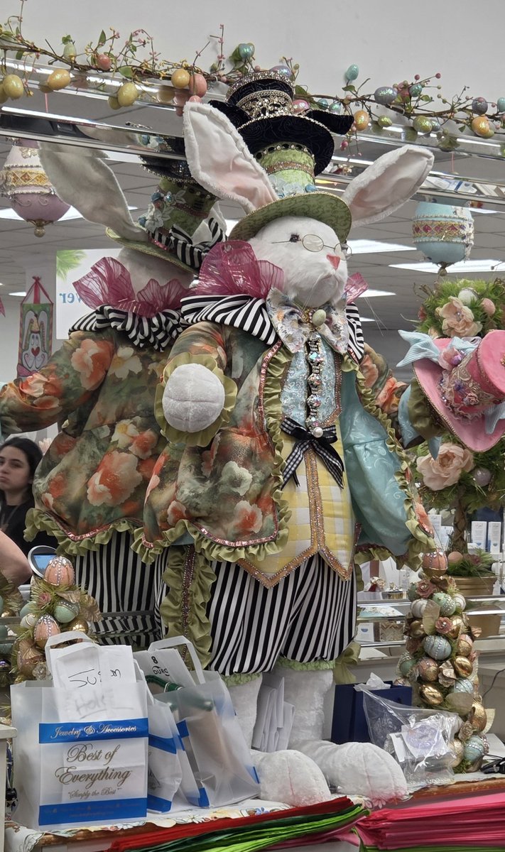 fitzyok's tweet image. Satharn Cásca(Easter Saturday)inniu. An aimsir go hálainn(beautiful weather). Níl aon 'Dave' anseo.Deireadh leis an gCarghas ag meán laé(Lent finished at noon)🤔 Caidhp Cásca go flúirseach sa siopaí anseo(Plenty Easter bonnets in shops here)🐣
#100DaysofGaeilge #100daysofwalking