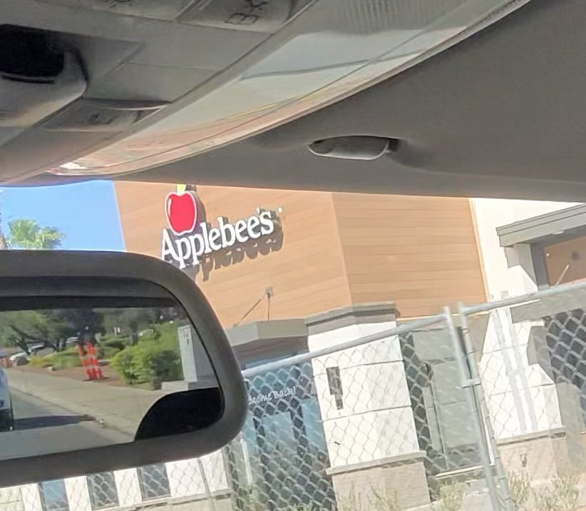 Did the <a href="/Applebees/">Applebee's Grill + Bar</a> on Stephanie close already?