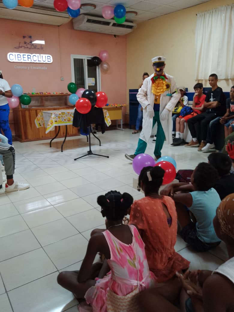 Los niños  niñas y adolescentes   sin cuidado parental  de Santiago  de Cuba celebrando  el 4 de abril, junto al Proyecto  Esperanza. Gracias.