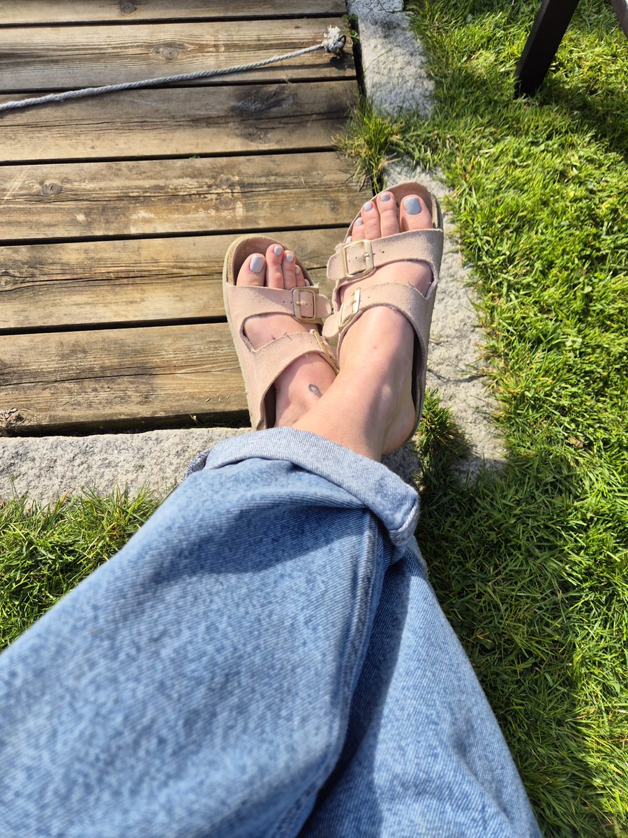 Denira_Step's tweet image. Erweckt es auch Frühlingsgefühle in dir? 
Es ist wieder Zeit für Birkenstock an göttlichen Füßen zu tragen 🩶
#birkenstock #graynails #FoodLovers 
@rt_feet 🩶