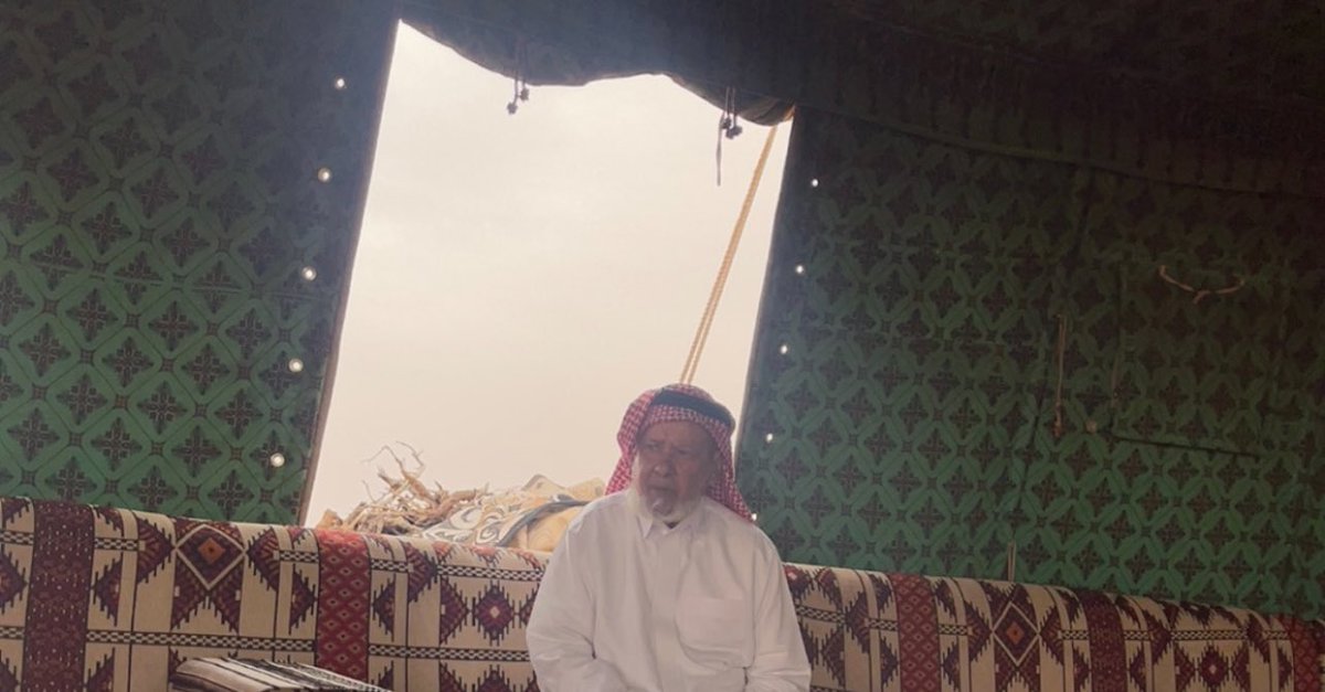 azaam_f15's tweet photo. ياعويد لو تشين الليال ارقا سنود
تشهر العقبان بالجو والصيد يغبـا

لو يبيح الوقت خافيه وتبيح السدود
اكثر العربان صارو مثل هدهد سبـا

ان توجدنا على الفايت اللي مايعود
ماتحرك غير غصنٍ تلاوعه الصبا

سجة الاقدام تسوى مثامين العقود
العقود اللي تزين بها ترف الصبا

خوة الطيب تبرهج ملاهيد الكبود
والهلامه خوته كنها مال الربا

مبطيٍ ماجيت ل الشايب اللي بالنفود
شايبٍ من شبته مثل مصقول الشبا

لاحقٍ وقت المواريد وطوال العدود
وماخذٍ قبل المغاتير ملحا وصهبا

في هوى البل مايراوي على راي الهبود
يهبا راي المثابير لاجاك يهبا

في فيافي نجد ولا على حد الحدود
مايخاشرها على القفر ياكود الضبا

جعل مدهال المغاتير حنان الرعود
صيبٍ يروي ثرا الارض ويغسل الوبـا

لين تلبس من ثياب الونس ملباس خود
يتغريـف نبتها عقب ماهيب شهبـا

ان لفيت عبيد تلفي على صدق العهود
والعلوم الطيبه من بعد حلو النبا

في محلٍ كنه البيرق اللي بالعمود
متبين مايجي غيـر في راس النبـا

ياعبيد ابن حبيتر لعلك بالوجود
يالحصان اللي على طلعته ماكد كبا

الفهد مايذخر الا شغاميم الفهود
وانت ذاخر لك عيالٍ معك باللي تبا

ماندور يوم جينا خروف ولا قعود
القرى بالوجه الابلج وقولة مرحبـا