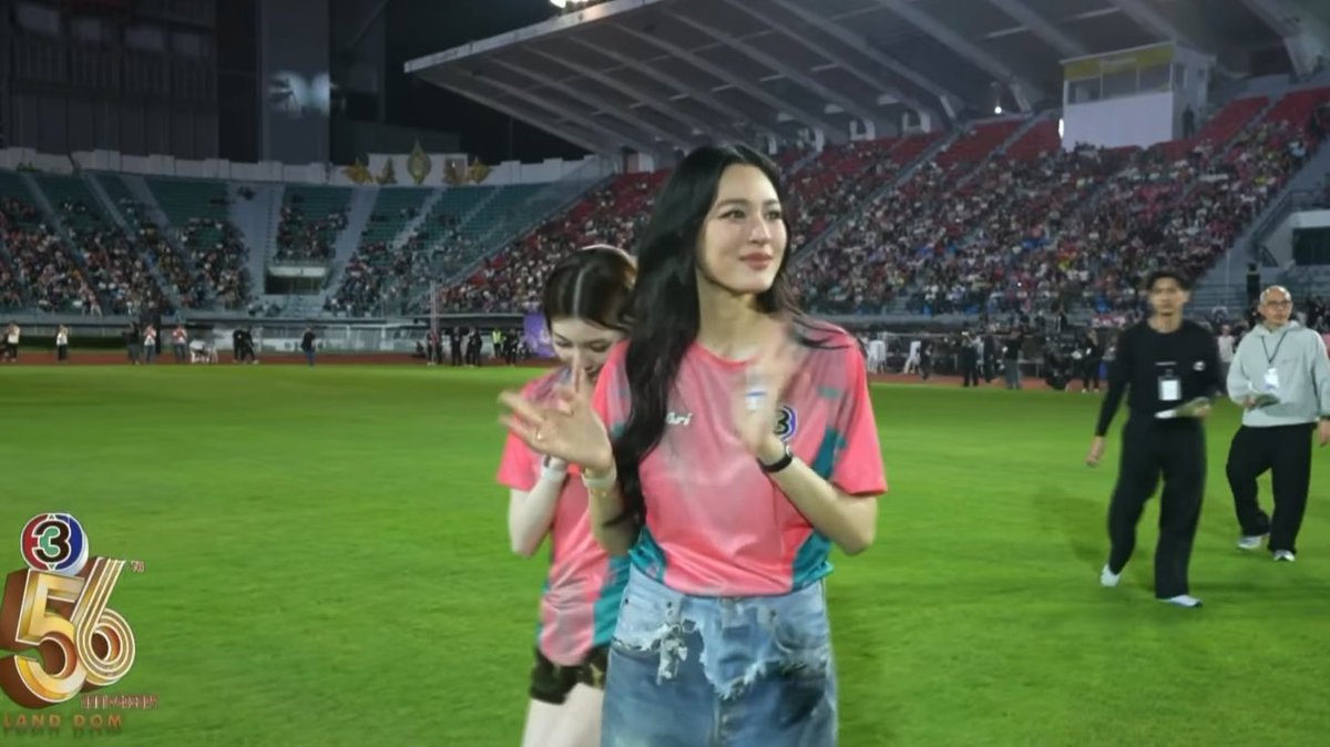 KMayaKwangbae's tweet photo. มีรางวัล นางเอกมารยาทงามปะ 
น้องออมเดินไหว้เป็นนางงามเลย ไหว้อยู่อย่างนั้น

LINGORM CH3 56TH ANV  
#LingOrmKeepWonderLand https://t.co/PvFsf0VK36