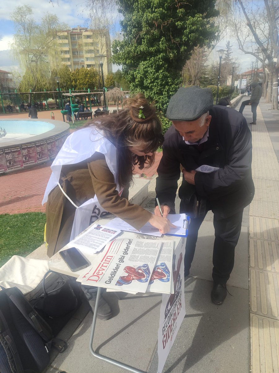 Devrimdikmen's tweet photo. "Geldikleri Gibi Giderler" imza çalışmasını Ahmed Arif Parkı'nda ve Dikmen Caddesi'nde gerçekleştirdik. 

İmza vermek ve bu mücadeleye katılmak isteyen herkesi Dayanışma Evimize bekleriz.

Sen de bu mücadeleye katıl. 
https://t.co/JhewwgQead https://t.co/7yDMkYtvxR