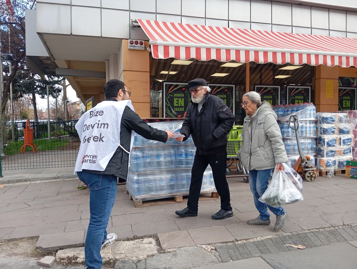 Devrimdikmen's tweet photo. "Geldikleri Gibi Giderler" imza çalışmasını Ahmed Arif Parkı'nda ve Dikmen Caddesi'nde gerçekleştirdik. 

İmza vermek ve bu mücadeleye katılmak isteyen herkesi Dayanışma Evimize bekleriz.

Sen de bu mücadeleye katıl. 
https://t.co/JhewwgQead https://t.co/7yDMkYtvxR