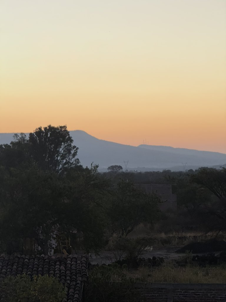 JohnJoshuaMusic's tweet photo. #sunrise #michoacan #mexico 🇲🇽🌅 https://t.co/PE9yHNed87