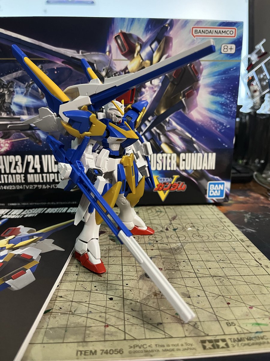 数年ぶりにガンプラパチ組み
V2アサルトバスターガンダム。
小学生の頃500円の1/144ヴィクトリーガンダム買って作った懐かしい思い出が蘇る。当時のHGて今のHGと何か意味合いが違ってたよな。
それにしてもコイツはゴージャスだな。