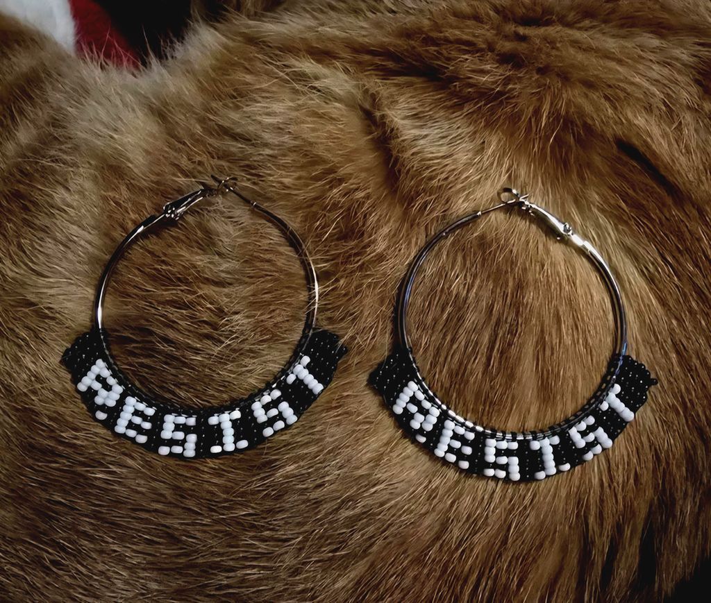 beauxbeautyblog's tweet image. RESIST... beaded hoop earrings modeled by Pretty Boy, a.k.a. Uncle Orange 🐈 available in my Et$y shop at tidd.ly/6414bf00 w/ FREE US shipping.  Qagaasakuq- thank you for looking! 😸 #AlaskaNative #FirstNations #NativeMade #SettlerSaturday