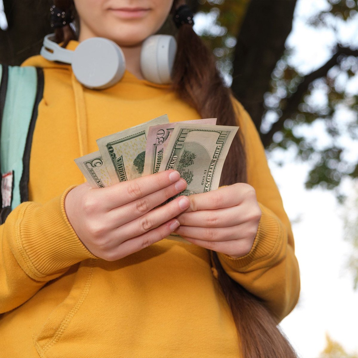ClimbCU's tweet photo. Only a few months away! Send this to a student. 🚨🎓

A summer job can do more than help your student earn extra cash, it can build valuable life skills and strengthen their savings before the next semester. Check out our blog post for ideas: https://t.co/gLyCucIWsr https://t.co/slqIKZU9zw