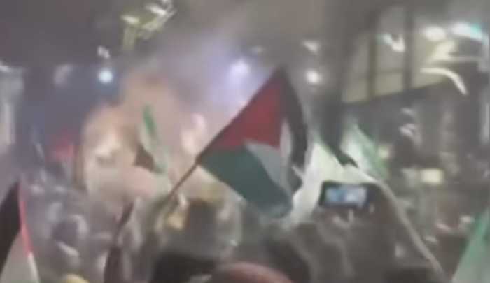 jihadwatchRS's tweet photo. Syria: Massive crowds scream 'All of Syria is Hamas. Let's attack the Jews.' -  https://t.co/0jS8TfktTV https://t.co/ttakajk3Es