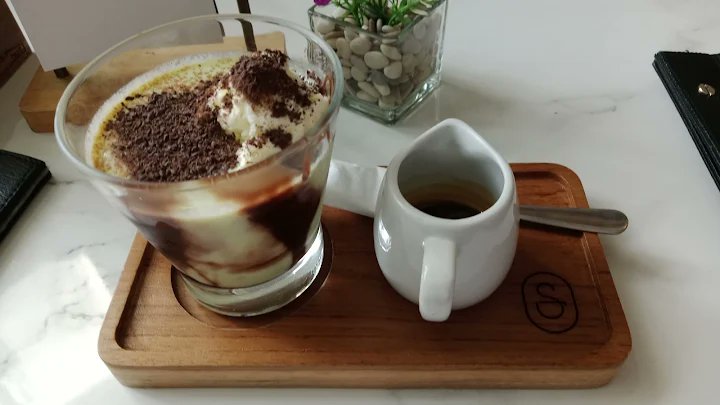 Temanmu kalau mau ke cafe outdoor di malam hari. Celana denim aja tembus sama nyamuk jaman sekarang.
Pdhal science bilang nyamuk yg gigit org itu nyamuk cewe semua. So, lesbian kali ye tuh nyamuk.