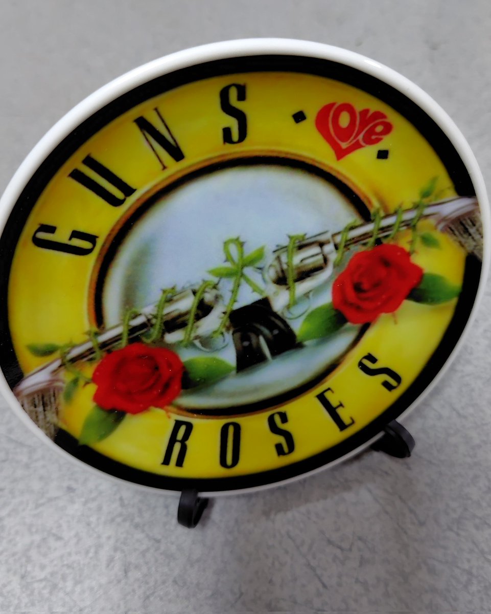 KixxxNeo_Metal's tweet photo. ガンズLOVEローゼス🔫🌹の豆皿!　
@Guns_Love_Roses
刺身やお寿司の醤油受けにちょうど良いなぁと思って終演後に買ったんですが、まさかのスタンド付だったので、飾り付け仕様になりました✨

そしてやはりこのメンツを前回観たのは渋谷DUOでした⚡️
#LEGENDofROCK https://t.co/twxfppJvYH