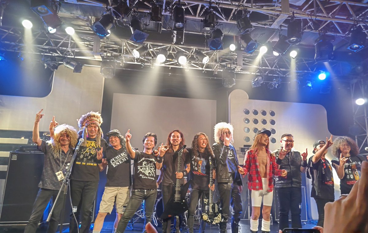 KixxxNeo_Metal's tweet photo. ガンズLOVEローゼス🔫🌹の豆皿!　
@Guns_Love_Roses
刺身やお寿司の醤油受けにちょうど良いなぁと思って終演後に買ったんですが、まさかのスタンド付だったので、飾り付け仕様になりました✨

そしてやはりこのメンツを前回観たのは渋谷DUOでした⚡️
#LEGENDofROCK https://t.co/twxfppJvYH