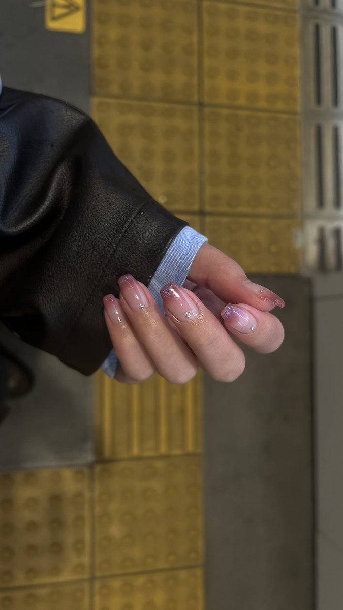 4月ネイル
先っちょのキラキラが青っぽいのがポイントです。めーっちゃかわいい
ジョースター家なので星も欠かせません