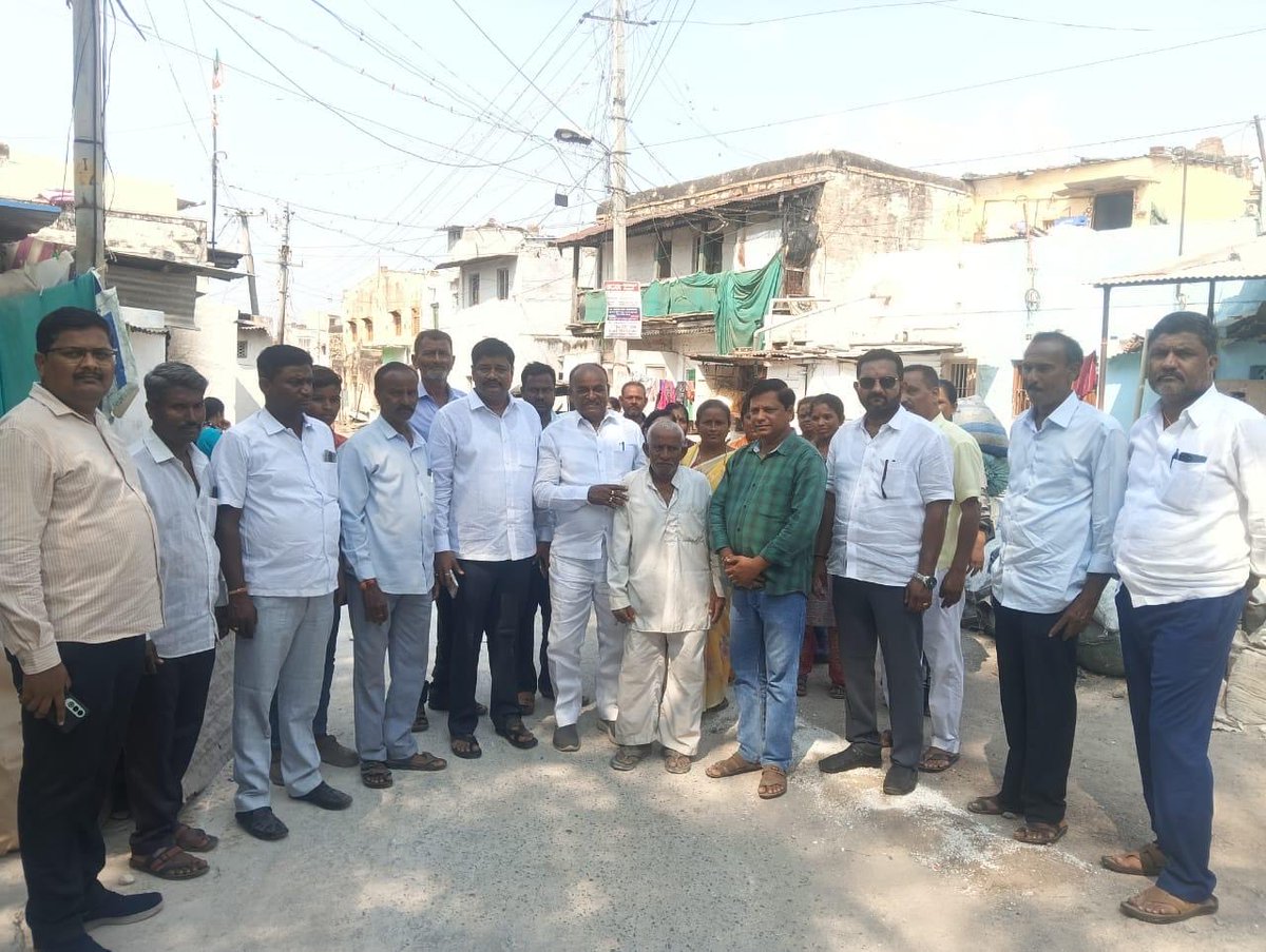 ucpshetty's tweet photo. ಬಾಗಲಕೋಟೆ ಮತಕ್ಷೇತ್ರದ ಉಪಚುನಾವಣೆಯ ಪ್ರಯುಕ್ತ ನಮ್ಮ ಕಾಂಗ್ರೆಸ್​ ಪಕ್ಷದ ಅಭ್ಯರ್ಥಿ ಶ್ರೀ ಉಮೇಶ್​ ಮೇಟಿ ಅವರ ಪರವಾಗಿ ಇಂದು ಬಾಗಲಕೋಟೆ ಟೌನ್, ಹಳ್ಳೂರು, ಹೊಸೂರು ಗ್ರಾಮದಲ್ಲಿ ಮತಯಾಚನೆ ಮಾಡಲಾಯಿತು. 

ಈ ವೇಳೆ ಕರ್ನಾಟಕ ರಾಜ್ಯ ಉಪ್ಪಾರ ಅಭಿವೃದ್ಧಿ ನಿಗಮದ ಅಧ್ಯಕ್ಷರಾದ ಭರಮಣ್ಣ ಉಪ್ಪಾರ್ ರವರು ಹಾಗೂ ಸ್ಥಳೀಯ ಮುಖಂಡರು, ಕಾರ್ಯಕರ್ತರು ಉಪಸ್ಥಿತರಿದ್ದರು.