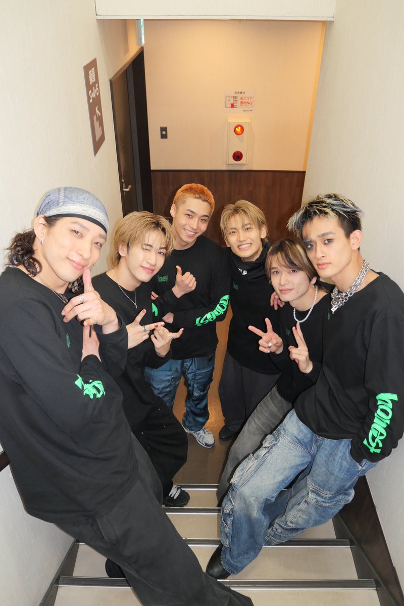 WATWING official tweet media