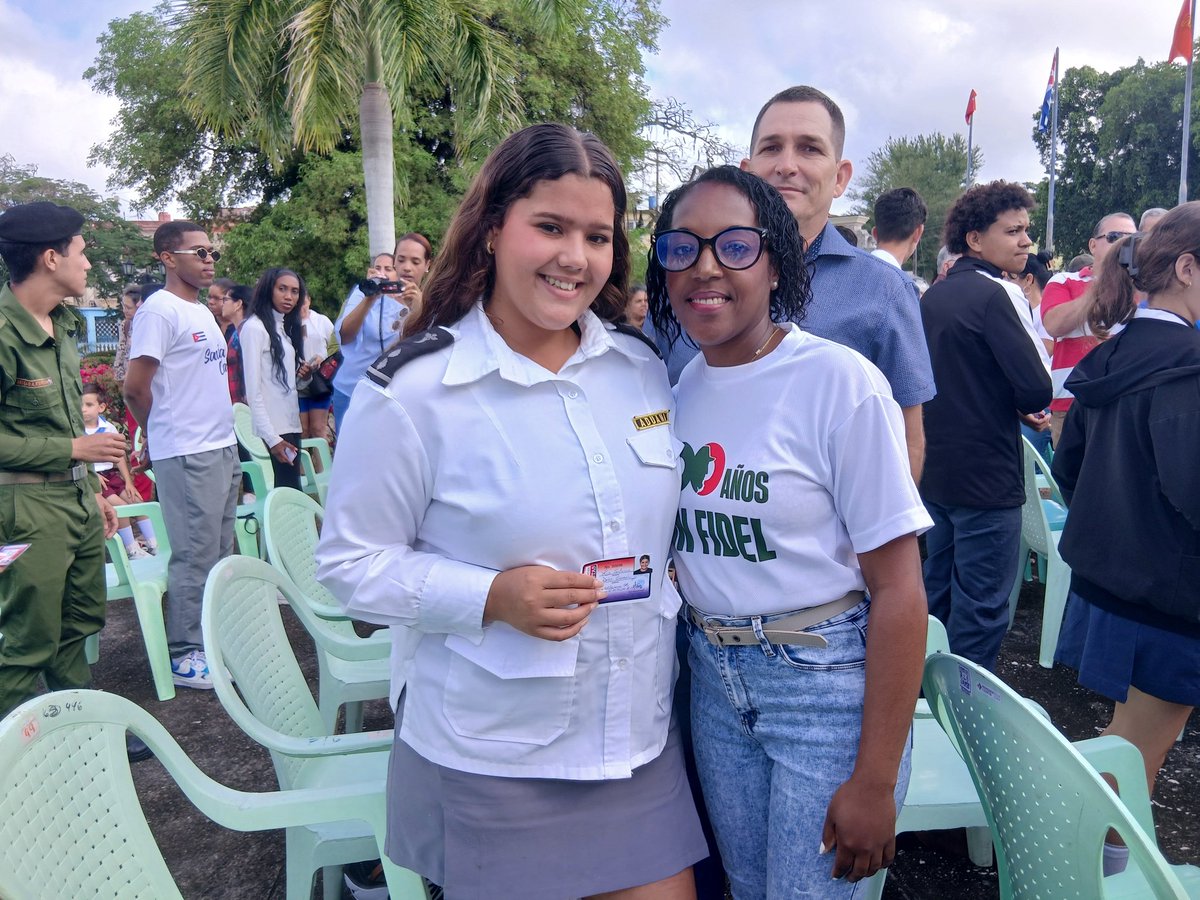 JessicaL11944's tweet photo. Entraga de Carnet de la Unión de Jóvenes Comunistas en acto en conmemoración del aniversario 64 de la UJC y 65 de la OPJM
#JuventudAduanera
#AduanadeCuba https://t.co/mrHsdBV996