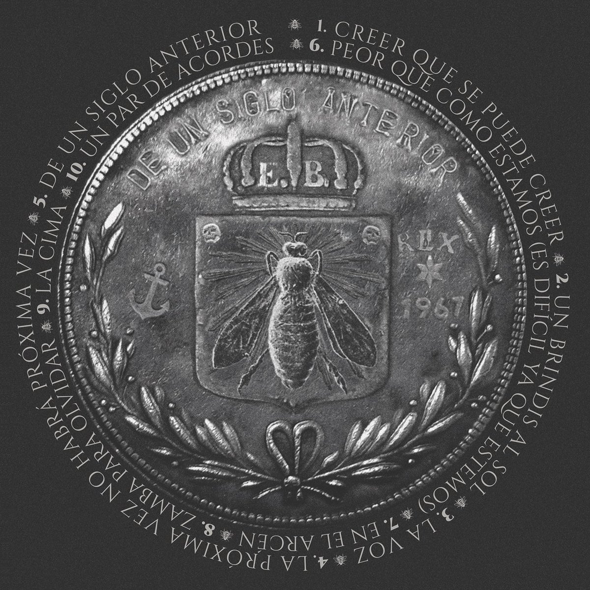 “De un siglo anterior”
Tracklist:
Creer que se puede creer
Un brindis al sol
La voz
La próxima vez no habrá próxima vez
De un siglo anterior
Peor que como estamos (Es difícil ya que estamos)
En el arcén
Zamba para olvidar
La cima
Un par de acordes, una mentira y la redención