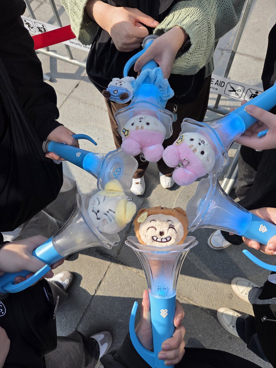 melodysikb's tweet photo. 조이플 콘서트!!
너무 추웠지만 오랜만에 봐서 즐겁구 행복했어💙 https://t.co/uhxJKXVA0d