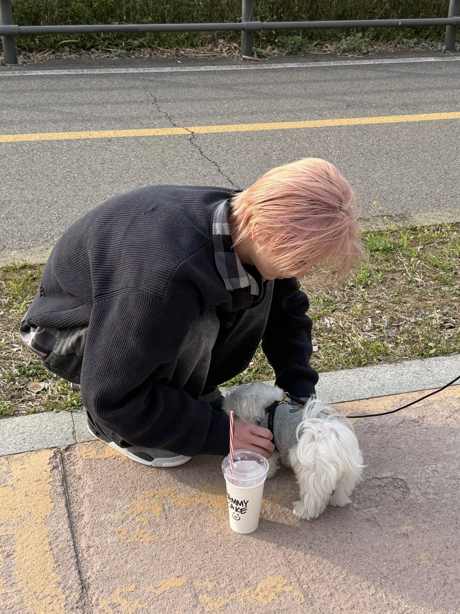 F0RYU1107's tweet photo. 내 신유님 강아지만 보면 182 문짝남이 순식간에 쭈구리 되는 거 진짜 너무너무너무호감💕💕 https://t.co/tG8HivKQvY