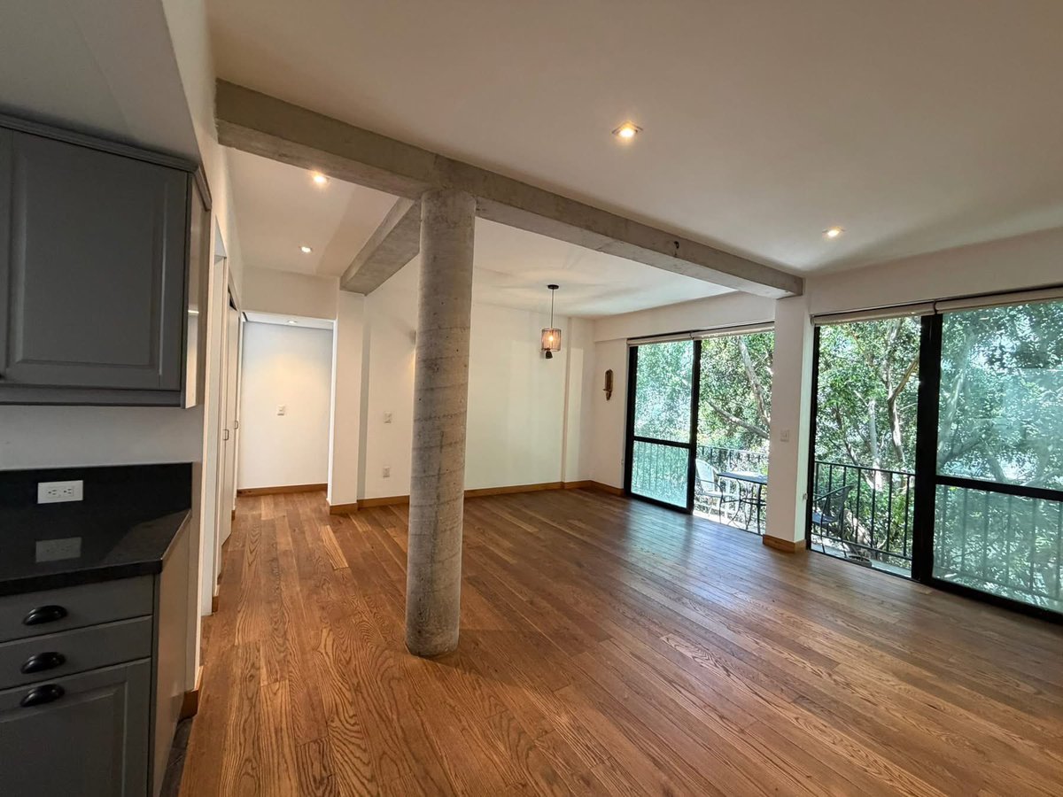 BowTiedPassport tweet media