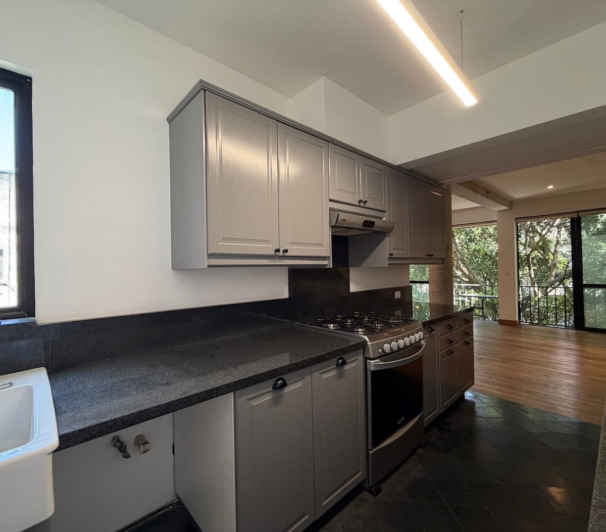 BowTiedPassport tweet media