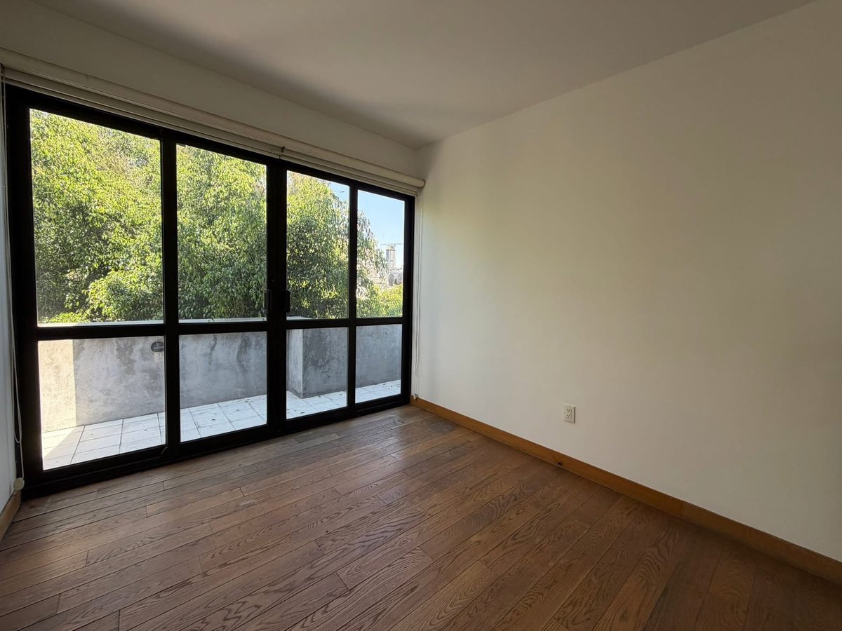 BowTiedPassport tweet media